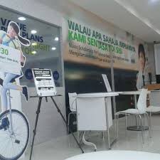 Central plaza, 373.9 m (1,227 ft), completed in 1992, tallest building in hong kong from 1992 to 2003 Maxis Centre Electronics Store