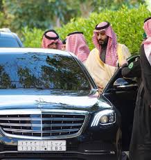 المولد والنشأة ولد محمد بن نايف بن عبد العزيز آل سعود يوم 30 أغسطس/آب 1959 في مدينة جدة غربي السعودية ، ووالدته هي الأميرة الجوهرة الوظائف والمسؤوليات تولى محمد بن نايف عدة مسؤوليات ومناصب حكومية، فهو ولي ولي العهد، والنائب الثاني لرئيس مجلس الوزراء. Ø³Ù…Ùˆ ÙˆÙ„ÙŠ Ø§Ù„Ø¹Ù‡Ø¯ Ø§Ù„Ø£Ù…ÙŠØ± Ù…Ø­Ù…Ø¯ Ø¨Ù† Ø³Ù„Ù…Ø§Ù† Ø¨Ù† Ø¹Ø¨Ø¯Ø§Ù„Ø¹Ø²ÙŠØ² ÙˆØ§Ù„Ø£Ù…ÙŠØ± Ø¹Ø¨Ø¯Ø§Ù„Ø¹Ø²ÙŠØ² Ø¨Ù† Ø³Ø¹ÙˆØ¯ Ø¨Ù† Ù†Ø§ÙŠÙ ÙÙŠ Ø¬Ø§Ù…Ø¹ Ø§Ù„Ø¥Ù…Ø§Ù… ØªØ±ÙƒÙŠ Ø¨Ù† Ø¹Ø¨ Funeral Ceremony Saudi Arabia Culture Saudi Men