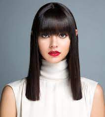 Taglio capelli lunghi e lisci con frangia allineata. Pin Su Hair Beauty