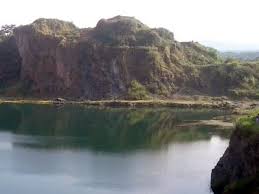 Ya, dalam hati danau ini mungkin danau kelimutu versi bogor dengan dengan latar belakang yang berbeda. Selfie Seru Dengan Pemandangan Danau Quarry Jayamix Cigudeg Bogor Portal Seputar Cimanggu Bogor