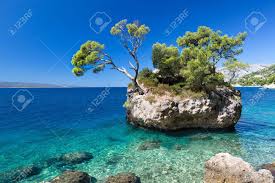 Stiniva es la cala más espectacular de vis: Croata Playa En Un Dia Soleado Brela Croacia Fotos Retratos Imagenes Y Fotografia De Archivo Libres De Derecho Image 23284571
