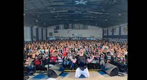 Se encuentra al noroeste de dicha provincia en la seca región transicional entre las sierras de córdoba y la desértica gran depresión de las salinas grandes, a unos 144 km de la ciudad de córdoba.se destaca por su agradable clima y sus atractivos paisajes, enclavada en. El Intendente De Cruz Del Eje El Baile De Damian Cordoba Era Para 700 Personas Y Habia Mas De 1 200 Ciudadanos La Voz Del Interior