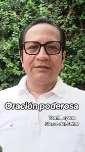 Yamil Yamal Muestra Su Biblia