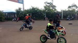 Cuplikan balap motor cross 'motocross 2016 championship' indonesia jogja by kratingdaeng di sirkuit tembakrejo sleman yogyakarta. Anak Kecil Main Motor Kros Youtube