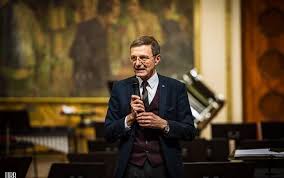 O tânără dj emancipată și deziluzionată în dragoste este hotărâtă să ajungă singură în top, până când îi cade cu tronc unui star pop. Ioan Aurel Pop Ècoala DespÄrÈitÄ Complet De BisericÄ Este Una FÄrÄ Reper Altarul CredinÈei