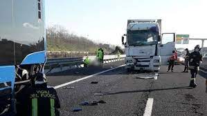 Ultime notizie su incidenti stradali nella zona di roma e le ripercussioni sul traffico. Incidente Oggi In A1 Vicino Roma Tamponamento In Autostrada Tra Bus Tir E Due Auto Almeno 20 Feriti