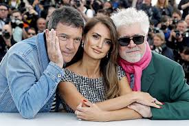 Ahora que coinciden las dos noticias, el aniversario y la carrera de los óscars, se ha especulado sobre su pareja: Pedro Almodovar Solitario De Corazon