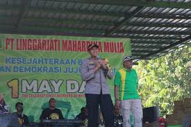 Triplek plywood cor/bekisting film face. Sertu Heriyanto Babinsa Koramil 0801 01 Pacitan Amankan Perayaan May Day Buruh Pabrik Plywood Pt Lmm
