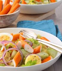 C'est une très bonne salade pour les bons jours d'été et facile à préparer ingrédients : Salade De Pommes De Terre Aux Batonnets De Surimi Fleury Michon