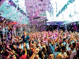 Υφίστανται μόνο δύο βουνά, αμφότερα δίκορφα μετρίου ύψους: Mykonos By Night Deite Ton Apolyto Odhgo Diaskedashs Toy Nhsioy Monadikes Fwtografies