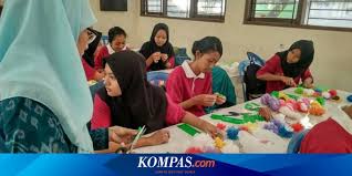 Kami berusaha menyajikan peringkat semua smk baik negeri maupun swasta secara lengkap (bukan hanya 10 besar) dengan tujuan untuk membantu para anda / orangtua dalam menentukan sekolah yang cocok bagi anda / anaknya. Ini Daftar 10 Sma Smk Ma Dengan Hasil Un Tertinggi Di Jawa Timur Halaman All Kompas Com
