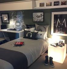 This is cute but if it were mine, i'd change the color of the sheets, change the stuffed animals, and change the poster. Room Ideas For Teenagers Whaciendobuenasmigas