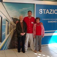 Il primo singolo di tony che è stato rilasciato è la canzone come prima nel dicembre 1957 e ha venduto più di 300.000 copie, diventando il singolo più venduto in italia. Con Tony Dallara Il Primo Viaggio Gandino Treno Per I Malati Di Alzheimer Cronaca Gandino