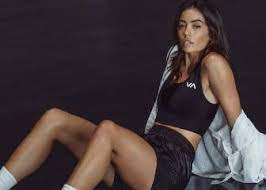 Nació en chile, pero vivió casi toda su vida en usa, la mama es chulena y el papa yanki ahora juega por la seleccion y trabaja de modelo en usa. El Gran Salto Que Ryann Torrero Podria Dar En Su Carrera As Chile