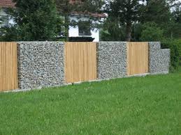Gabion Fence Use Pallet Wood Panels If Gabions Are Thick Wood Panels Can Be On Outer Edge Of Ga Deco Mur Exterieur Jardin Deco Mur Exterieur Murs De Jardin
