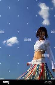 Ziemlich schöne schlanke Mädchen, Teenager nackt Bauchtänzerin, Tanz im  Freien unter blauem Himmel Stockfotografie - Alamy