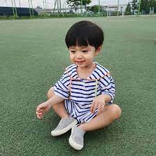 Lagu tentang cinta, kasih sayang. A Imagem Pode Conter Uma Ou Mais Pessoas E Atividades Ao Ar Livre Bayi Lucu Gaya Anak Laki Laki Bayi