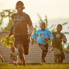 Sie setzt sich für die bedürfnisse von kindern ein, hauptsächlich durch das betreiben sogenannter kinderdörfer. Wo Wir Helfen Afrika