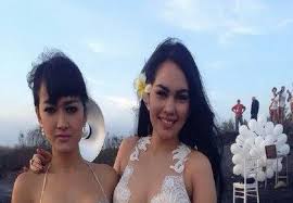 Kartika putri terlihat begitu dekat dengan tiga anak tirinya. Julia Perez Kaget Kartika Putri Jadi Korban Tabrakan Beruntun Okezone Celebrity