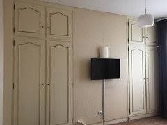 Calculez aussi bien la longueur que la largeur et la hauteur de votre placard. Comment Transformer Ces Portes De Placard Enlever Les Moulures