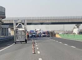 Tre feriti e traffico in tilt. Tragedia Sulla A4 Torino Milano Incidente Stradale A Chivasso Un Morto Foto