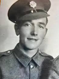 Is there anyone here who has an interest in the military and WW2 who can  help me? This is my paternal grandfather, does anyone know what military  this is and what regiment ?