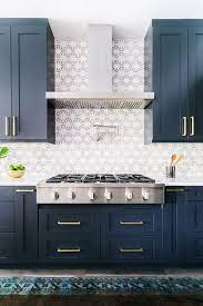 Home improvement find a timeless backsplash for your white cabinets with this comprehensive kitchen guide. 20 Kitchen Backsplash Ideas That Totally Steal The Show Homelovr Kitchen Inspirations Kitchen Design Modern Kitchen Design