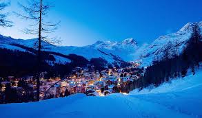 Montagne tutte da sciare quelle di livigno, dove i tre versanti che sovrastano il paese ospitano 76 occasioni per avventurarsi in discese mozzafiato: Ski Livigno