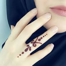 Pretty Small Tattoo On Finger Henna Mehndi Design Design Finger Henna Mehndi Small Tatto Henna Tattoo Designs Simple Finger Henna Designs Finger Henna