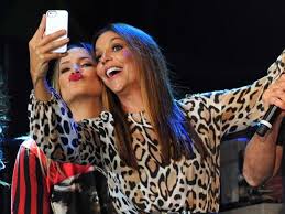 Time de técnicos do 'the voice brasil' se manterá o mesmo, com 'the voice kids' também seguirá com os mesmos jurados da primeira temporada: Claudia Leitte Tira Selfie E Conta Intimidade Com Ivete Sangalo Altas Horas Ivete Sangalo Selfie Intimidade