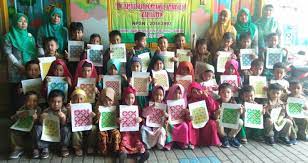 Kumpulan gambar mewarnai spongebob untuk anak contoh gambar batik tulis motif batik bunga yang mudah digambar untuk anak sd. Mewarnai Batik Begini Cara Sekolah Ini Kenalkan Seni Budaya Pwmu Co Portal Berkemajuan