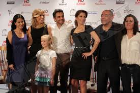 Valentín, un tipo mujeriego, soltero y egoísta, de repente, tiene que hacerse cargo de una hija a la que no conocía, fruto de una aventura ocasional. Doce Anos Para Lograr No Se Aceptan Devoluciones Cinent