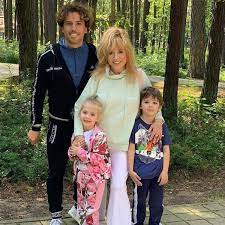 Maybe you would like to learn more about one of these? Alla Pugacheva I Maksim Galkin Planiruyut Otdat Detej V Elitnuyu Shkolu Mesyac Obucheniya V Kotoroj Stoit 170 Tysyach Rublej Vokrug Tv