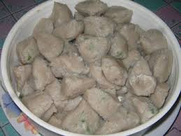 Aduk memakai sarung tangan plastik, atau sendok besar hingga. Membuat Siomay Ikan Kami