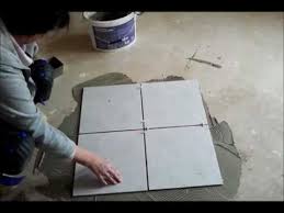 Wieder von der mitte ausgehend, wird nun die zweite reihe spitze an spitze entlang der raummitte ohne fliesenkleber verlegt. Fliesen Diagonal Legen Teil 2 Vorbereitungen Und Legen Youtube