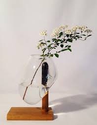 Vases Gravity En Verre Et Bois Par Estelle Robin Journal Du Design Verre Design Vase En Bois Design