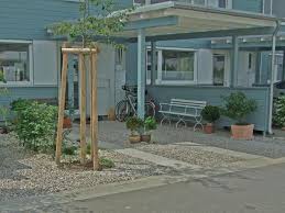 Betonplatten Als Fahrspuren Und Hauseingangsweg Flache Mit Wurzelschutzfolie Und Kies Abgedeckt Outdoor Dekorationen Garten Landschaftsbau Und Landschaftsbau
