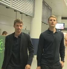Der frankfurter flughafen hat im mai erstmals wieder mehr als eine million passagiere begrüßt, aber in den usa steigen die zahlen schneller. Thomas Muller And Manuel Neuer At The Airport Manuel Neuer Thomas Muller German Boys