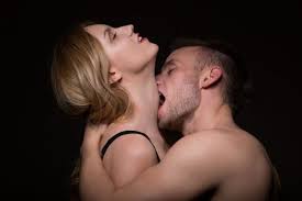 Frauen mit Küssen verwöhnen – erotische Küsse mit deiner Partnerin –  Pfirsich & Aubergine | Liebesspielzeug