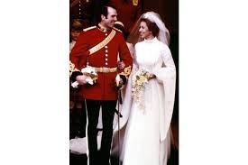 Robes de mariée réalisées par la créatrice de mode rosa clará, parfaites pour revêtir élégance, sensualité et raffinement. Les Robes De Mariee Des Windsor Elizabeth Ii Diana Kate Middleton Meghan Markle