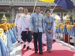 Thailand menetapkan duka resmi selama satu tahun setelah raja terlama di dunia, bhumibol, yang bertahta selama 70 tahun, meninggal kamis (13/10). Kisah Raja Thailand Selir Selirnya Skandal Foto Syur Hingga Dikaruniai Bayi
