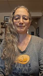 A helpful PSA to demonstrate what the genuine Everyday Witch Tarot from  @llewellynbooks (illustrated by @e.alba.art ) should look like, so you  don't get taken in by one of the many knock-off pirated ...