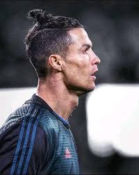 Les rayures dorées, les crampons Mercurial, les manches longues. Les  défenseurs savaient que c'était déjà fini avant même que le match ne  commence quand ils voyaient ça 😍🔥