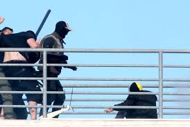 Στο παρακάτω στιγμιότυπο μπορείτε να διακρίνετε το ξύλο που τρώει ενώ φαίνεται ένας εξ αυτών να σηκώνει το χέρι του κάνοντας νόημα να σταματήσουν. Kare Kare Th Stigmh Poy Opados Toy Paok Karfwnei Me Maxairi Enan Opado Ths Aek 15minutes