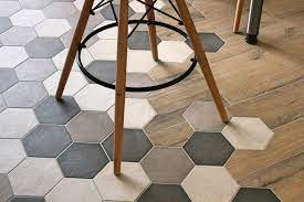 assemblage carrelage imitation parquet bois en 3 formats et carrelage hexagonal une transition origina carrelage octogonal planchers modernes deco carrelage