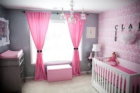 Las cortinas también son básicas para controlar la luz natural durante nuestro sueño diurno, sobre todo se recomienda que uses materiales que no atrapen sobre todo es importante no sobrecargar de cosas u objetos decorativos para una mejor estancia. Cortinas Para Cuartos De Bebe Dormitorio Bebe Cuartos De Bebe Nina Cuarto De Bebe