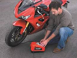 Ebenso kannst du deine autoreifen, motorradreifen, schubkarrenreifen und diverse fahrradreifen mit luft befüllen. Black Und Decker Asi300 Mini Kompressor Test Vor Und Nachteile