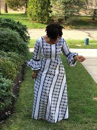 Chez moi c'est le soleil à volonté, bonne humeur et beaucoup de #positivevibes. Pin By 709191855 On Vetements Africains Long African Dresses Latest African Fashion Dresses African Fashion Dresses