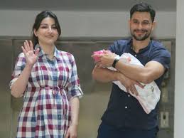 Soha ali khan is a bollywood actress best known for her role of sonia in rang de basanti for which she won iifa awards for best supporting actress and gifa awards for best supporting actress. Soha Ali Khan Kunal Kemmu Bring Baby Inaaya Home See Pics