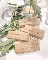 エコブロック席札 オリーブや古書のナチュラルなコーデに とっても似合います とっても良いクスノキの香りがするので お届けした瞬間から ワクワクした気持ちになれるアイテムです お持ち帰り頂いた後にも オイルを垂らして防虫剤としても ご利用いただけます